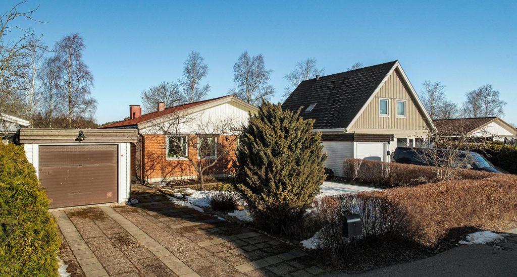 12. Akut takreparation vid vattenskador runt skorsten