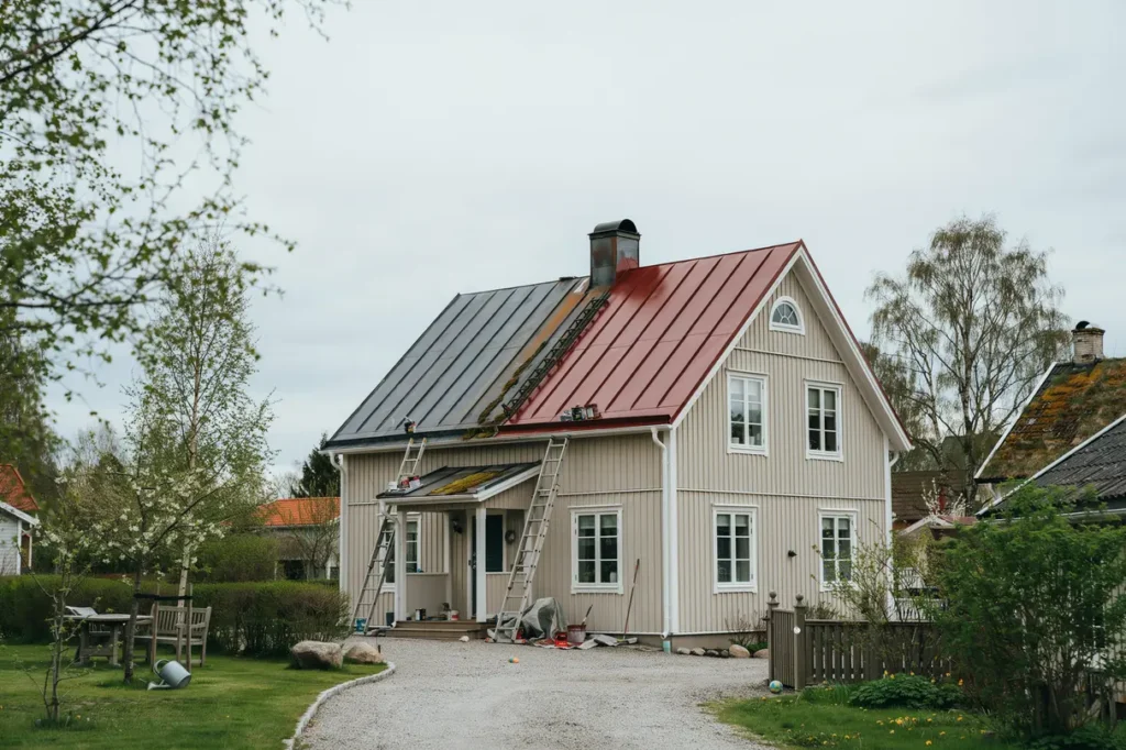 takm lning av pl ttak s f rl nger du livsl ngden och lyfter husets utseende
